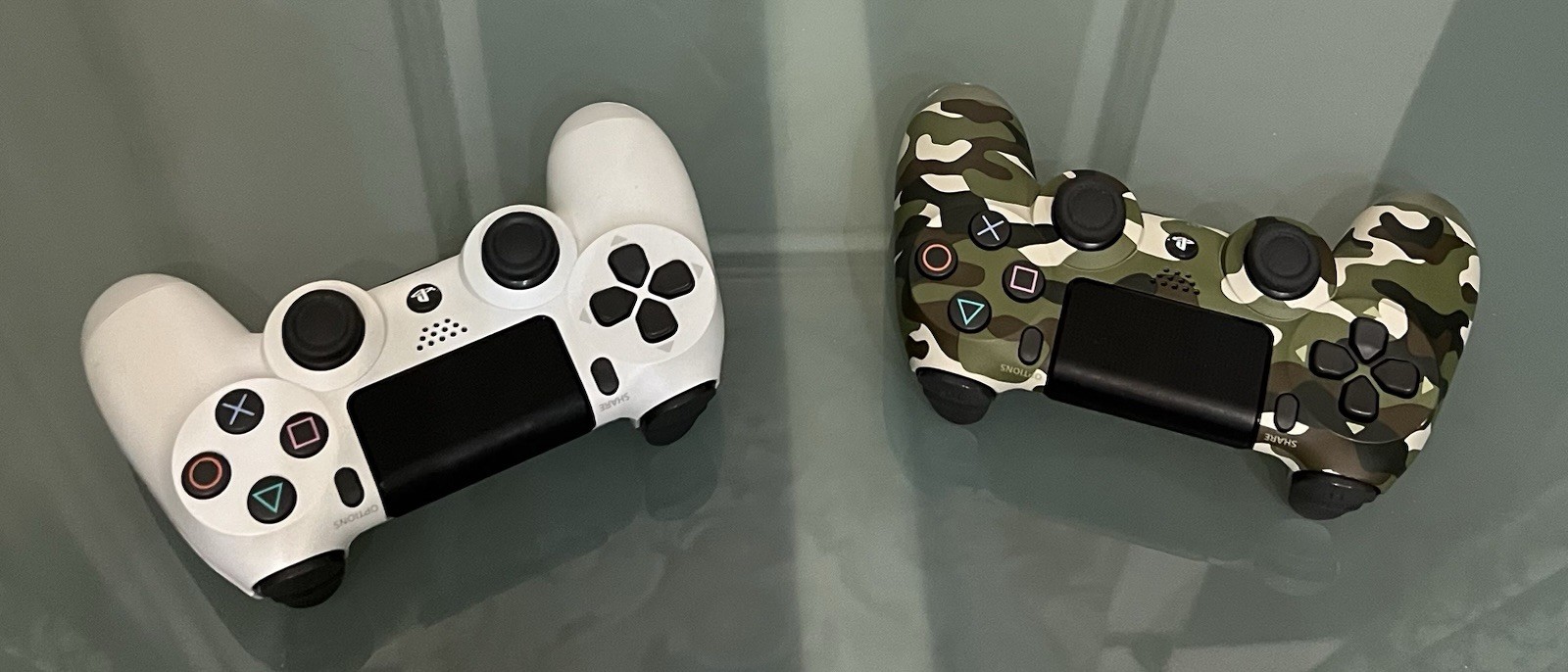 Sony PS4 Pro 1 TB Glacier White con 2 DualShock 4 e cavi completi