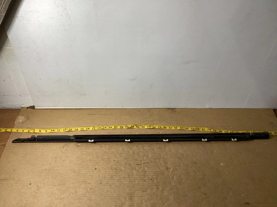 Kia Cadenza 2013-2016 moldura de umbral de ventana de puerta lateral del pasajero delantero derecho OEM. Foto 2 de 4