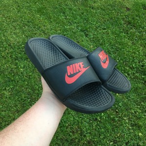 nike benassi slides black and red