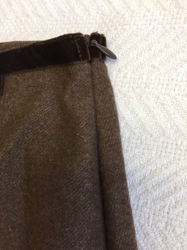 Beautiful Brown Wool Faux Wrap Skirt With Velvet Trim And Brooch Sz S NWOT - Picture 5 of 8