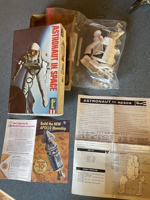 Vintage Model Kit 1967 Revell  Spacecraft with Astronaut Apollo 