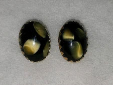 Vintage Oval Emmons Black, Golden Green Glass Gold Tone Clip Earrings Unsigned
