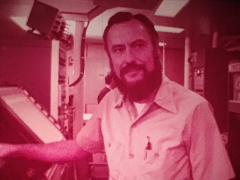 Mirrors Of Time, Oil Gulf, Red Color, 1970s, 16mm, 1200ft Reel Foto 3 de 4