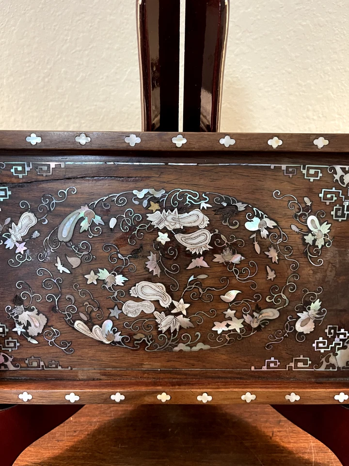 Bandeja china antigua con incrustación de madreperla tallada en palo de rosa Foto 4 de 4