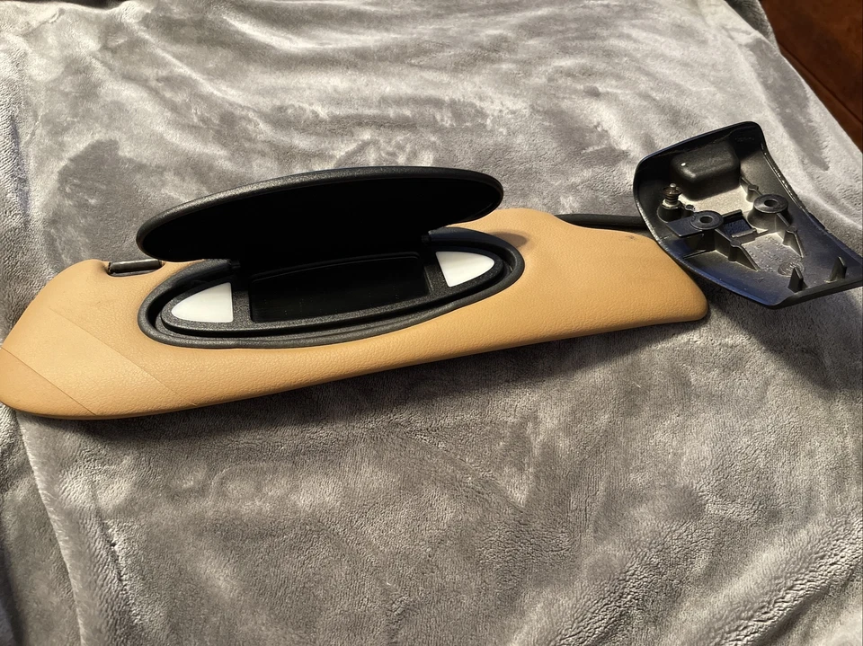 Porsche 911 4S convrt Right Sun Visor (used) beige 997731032287E3 - Изображение 2 из 4