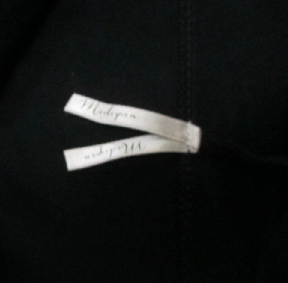 Moletom com capuz feminino tamanho G tecido fino com listra diagonal cinza na frente marca Madigan - Imagem 4 de 4