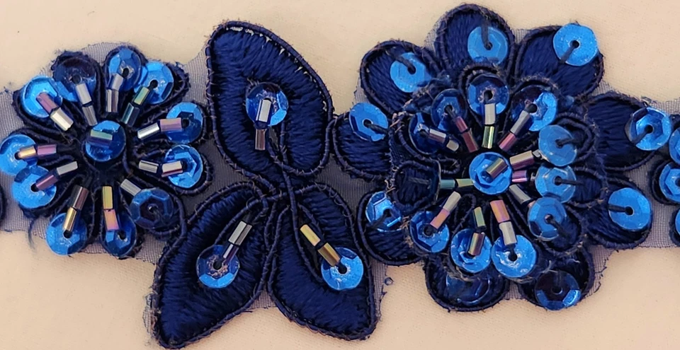 Lantejoulas e miçangas florais azul royal TRIM em uma base de malha. Vintage - Imagem 2 de 4