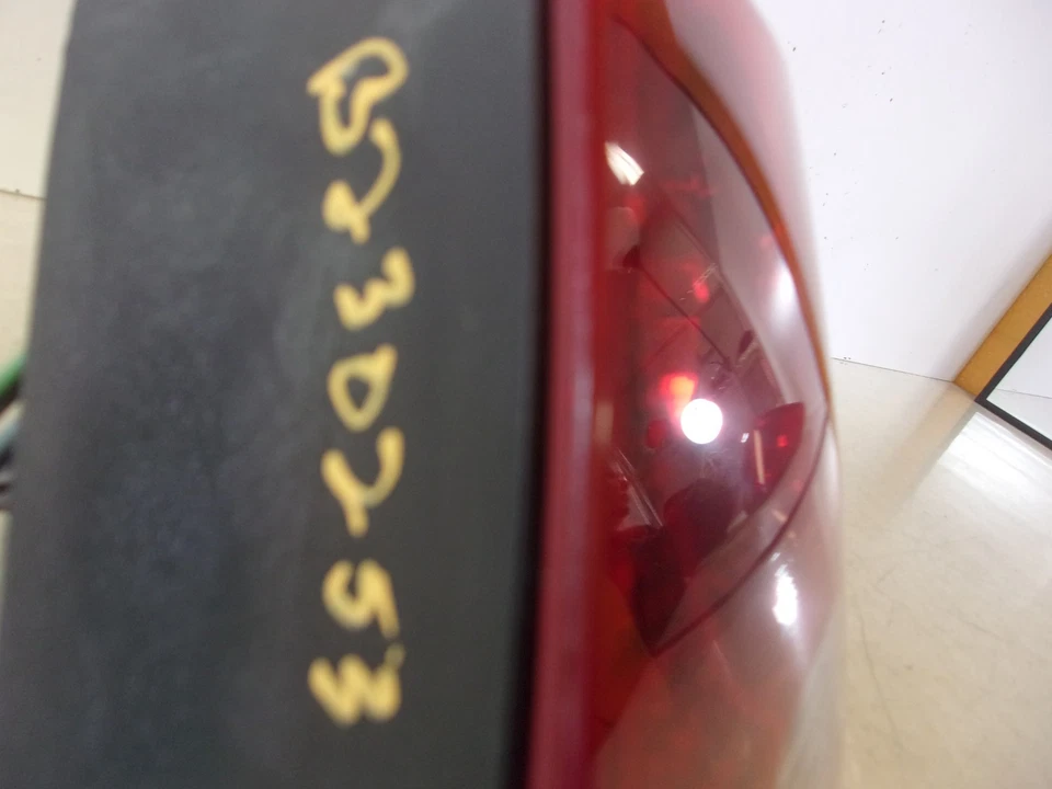 Luz trasera derecha Saturn serie L L200 L300 2003-2005 sedán pasajero OEM Foto 4 de 4