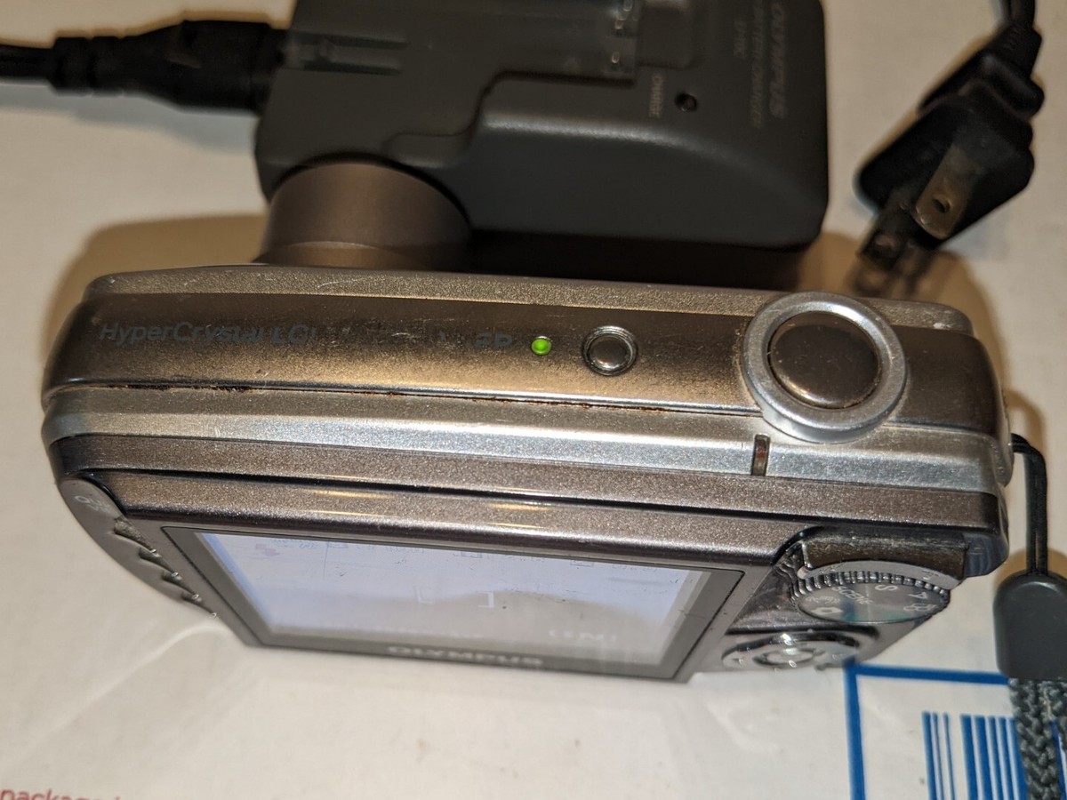 Olympus Stylus 800 8MP Digital Camera - W/Battery & Charger Olympus Stylus 800 8MP Digital Camera - W/Battery & Charger