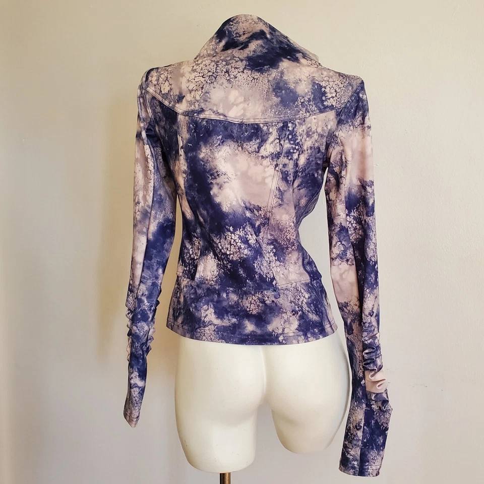 Chaqueta activa Karma Athletics San Suu cremallera completa agujero para el pulgar púrpura tie dye con volantes Foto 2 de 4