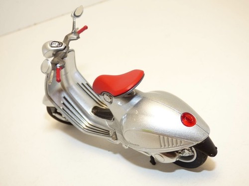 Scooter Piaggio VESPA 946 gris 1/18 - Imagen 4 de 5