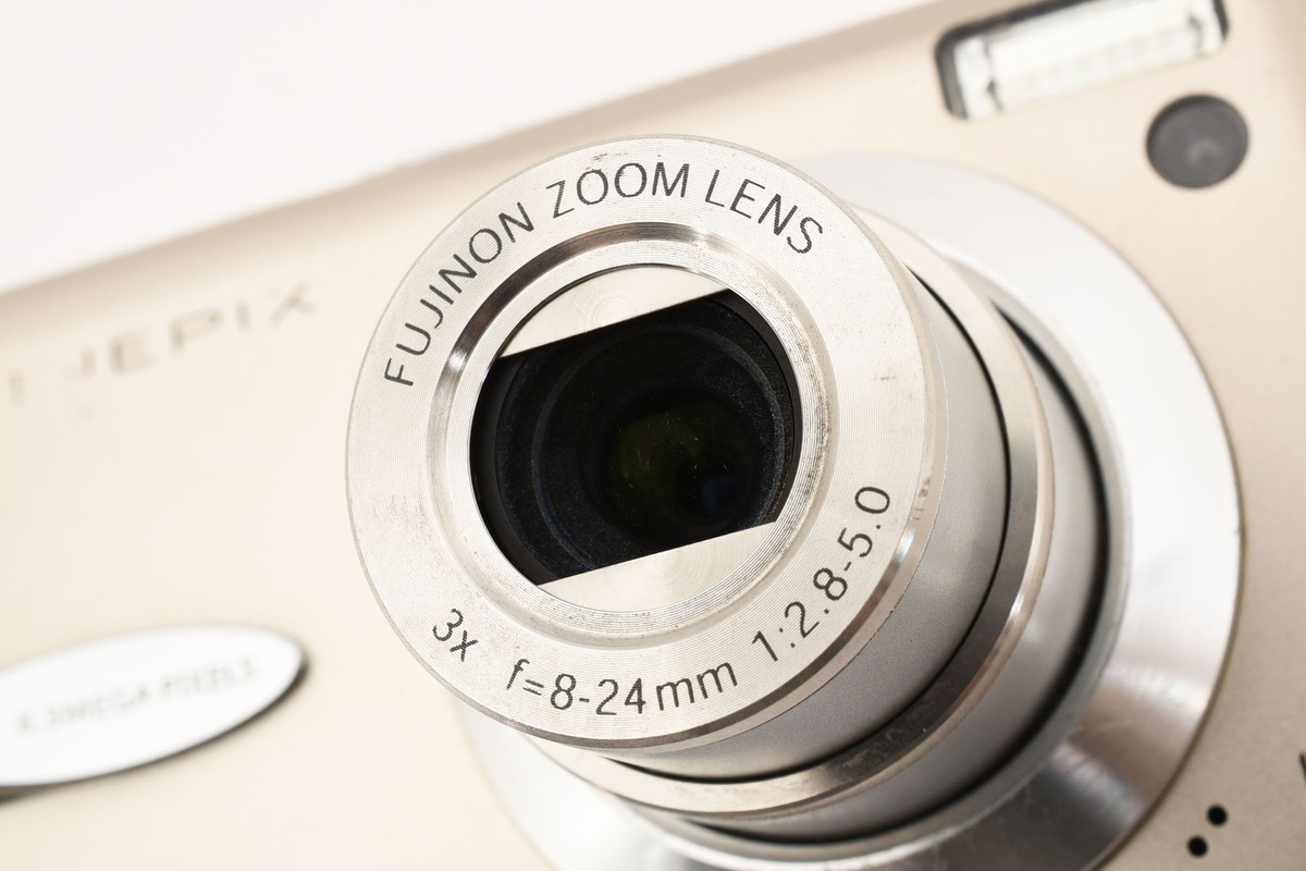 【美品】FUJIFILM FINEPIX F30 平成レトロ FUJIFILM FINEPIX F30 Old compact digital camera In good