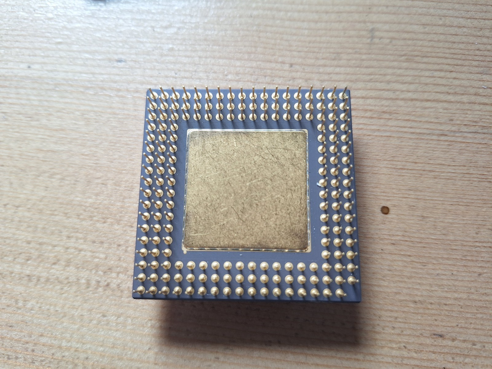 MOTOROLA MC68040RC25 02E42K 68040 vintage CPU withe heatsink AMIGA GOLD ...