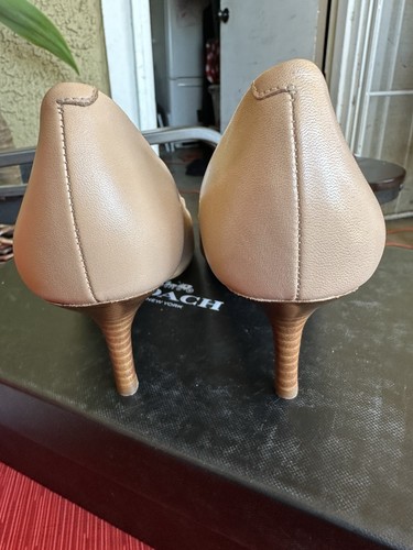 Scarpe decolte Coach Bowery semi opache in legno di faggio vitello tacco a gattino taglia 7M nuove - Foto 8 di 11