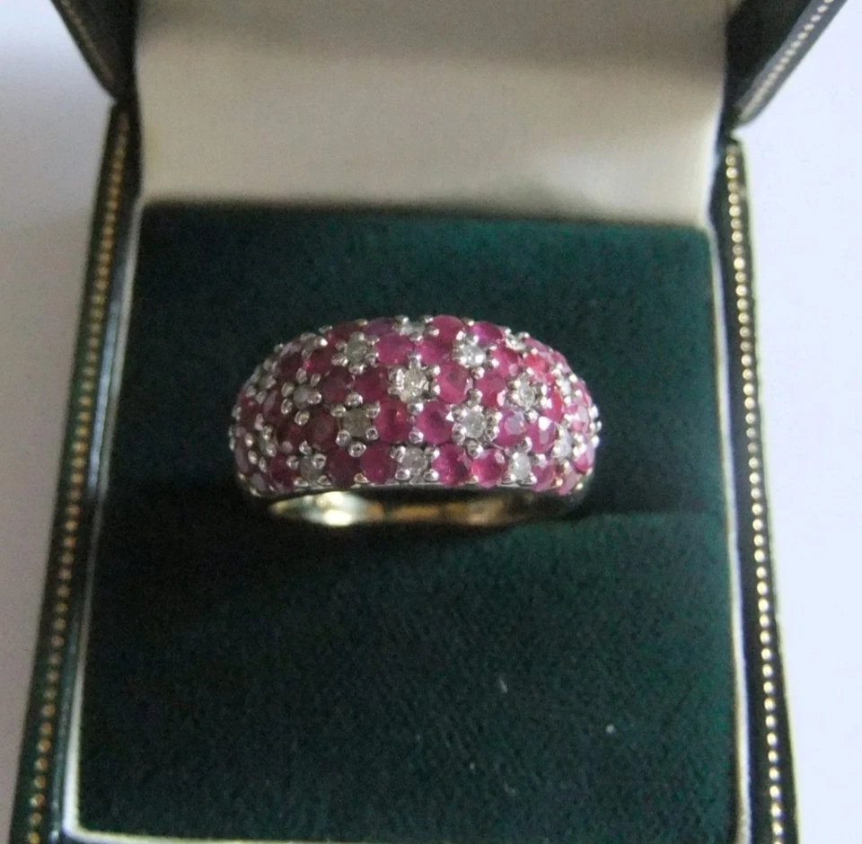 BEAUTIFUL VINTAGE 9ct. GOLD NATURAL DIAMOND & RUBY CLUSTER RING * SIZE L 1/2 * - Image 2 of 4