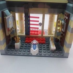LEGO City Museum Break-In (60008).  Mini Figs. Museum And Escape Car