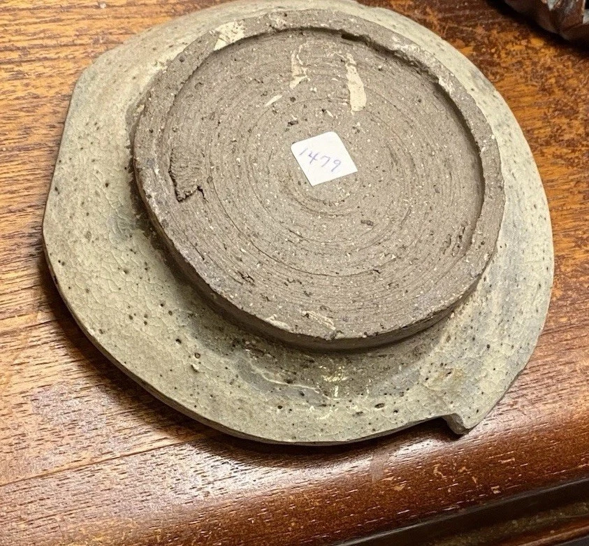 Antiguo plato de cerámica de gres tailandés con decoración de peces estilizados 13-15 Foto 3 de 4