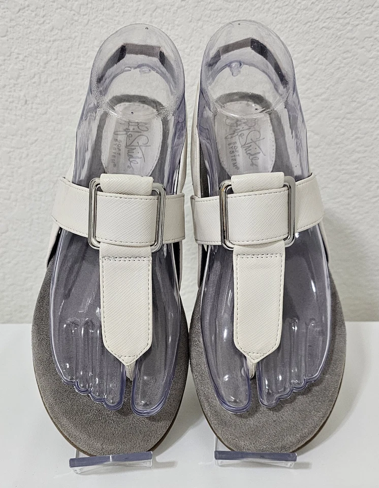 Sandalias de Tanga Life Stride Soft System Blanco Gris Mujer Hebilla Acolchada Talla 7M Foto 2 de 4