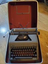 Vintage Royal Quiet Deluxe Typerwriter - New York thumbnail