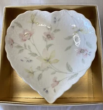MIKASA  PASTEL GARDEN  Floral BONE CHINA GREETING HEART BOWL  6"  NIB Pink/Green
