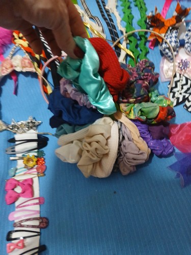 Girls 100 Liece Hair Lot ( Barretts, Bows, Headbands, Scrunchies, Pom Poms... - Picture 12 of 19