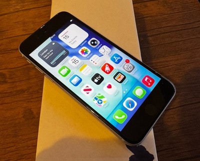 Apple iPhone SE 2022 3. Gen 64GB entsperrt Starlight 100% Akkulaufzeit