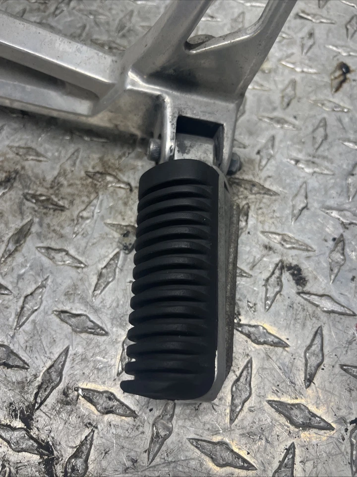 01-05 YAMAHA FZ1 Fazer FZS1000 OEM CLAVIJA TRASERA IZQUIERDA PASAJERO Foto 2 de 4