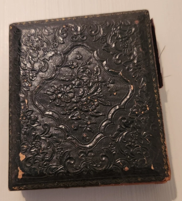 Civil War Tintype Photo, Original, Union Soldier & Women, Gutta Percha Case  - Image 4 of 4