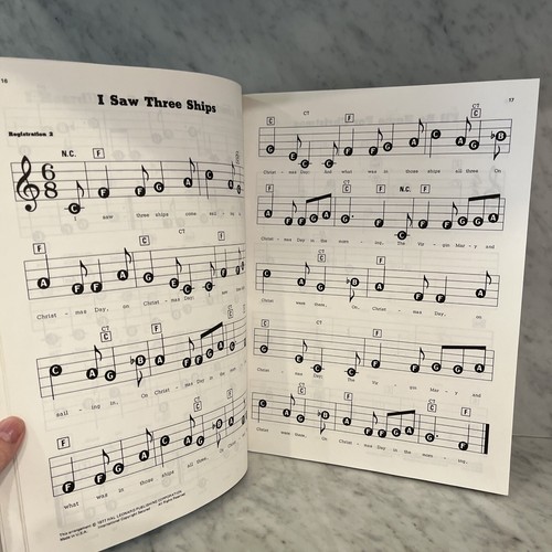 EZ Play Today 21 canzoni natalizie spartiti musica canzoni libro pianoforte organo tastiera #59 - Foto 9 di 13