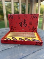 JUEGO 5 Pares Palillos/Reposos/Caja de Regalo Madera Pirografía Tallada Nuevo En Caja