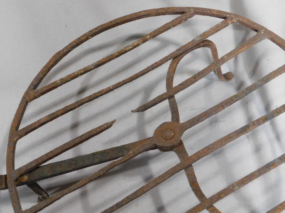 Antigua Chimenea de Hierro Forjado Trivet Tostadora Siglo XVIII Hecha por Herrero Giratoria Foto 2 de 4