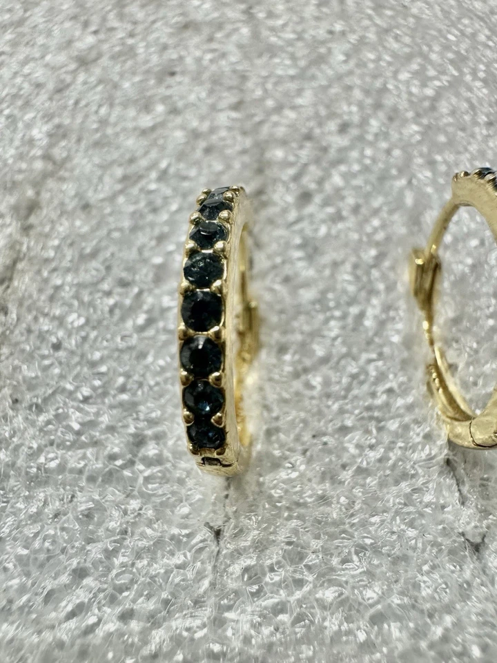 Brincos de argola de tênis de cristal dourado e safira J CREW  - Imagem 2 de 4