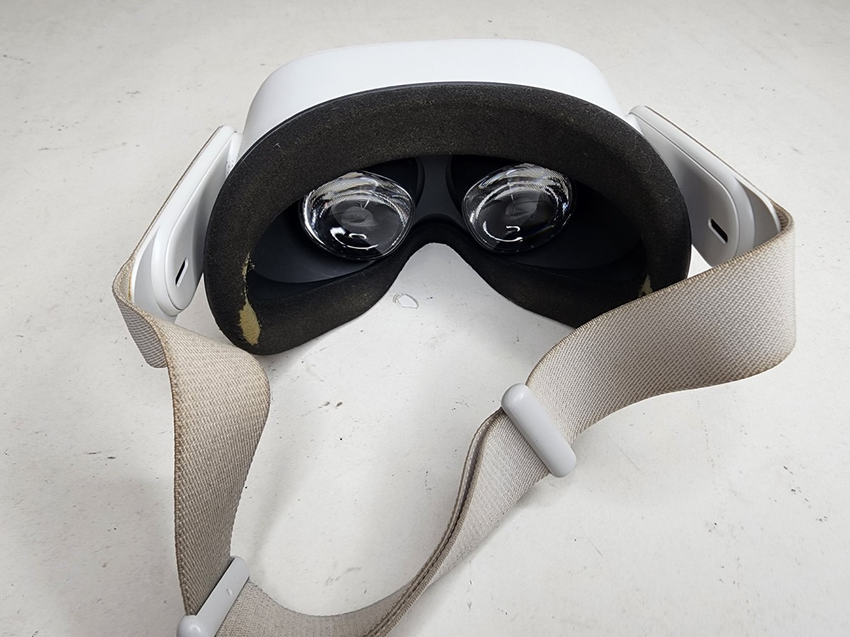 Meta Oculus Quest 2 64GB VR Headset - White (Japan Version