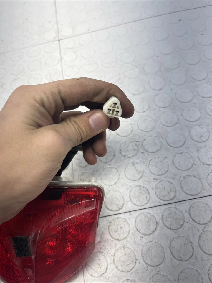 Luz trasera Suzuki GSXR-600-750 2011-2023 OEM con soporte OEM Foto 3 de 4