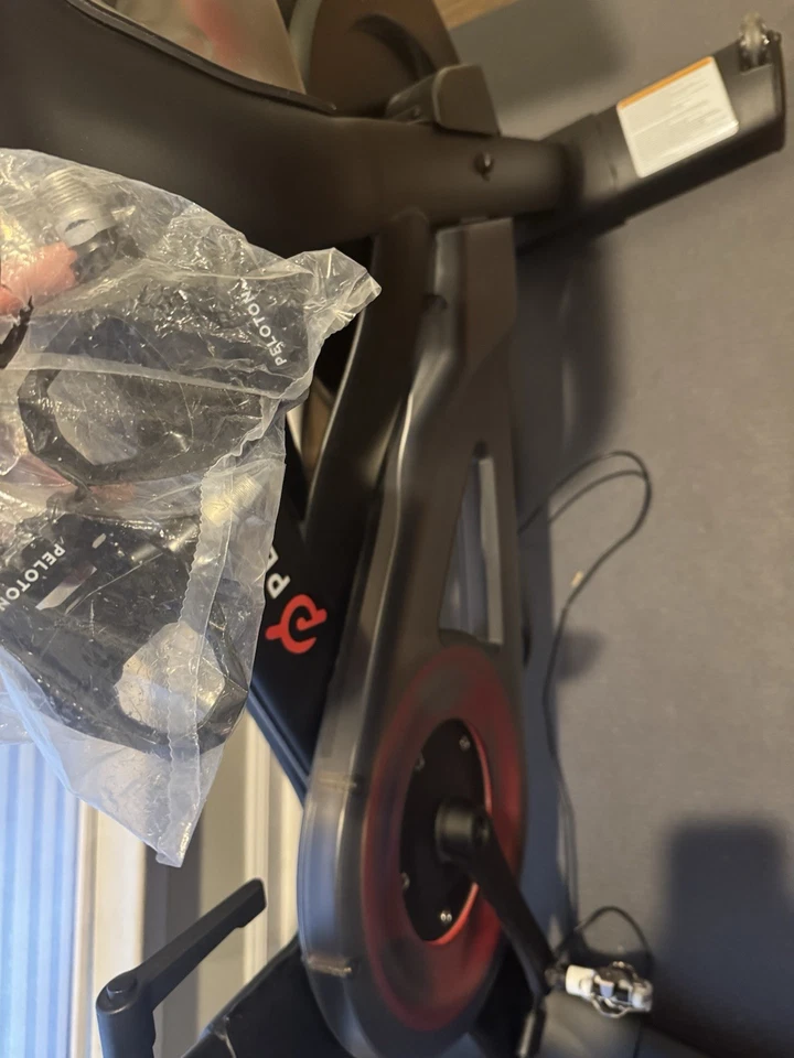 Bicicleta Peloton RB1V0 — Pedales SPD y pesos de 2 lb incluidos, buen estado Foto 4 de 4