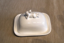 Kleine Butterdose aus Porzellan (f. 125 g Butter) mit Hase, 15,5x11,5 cm H 10 cm