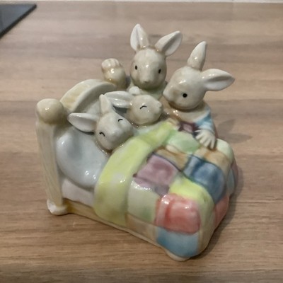 Vintage Albert E Price 1993 Hase Keramik junge Hasen werden im Bett versteckt