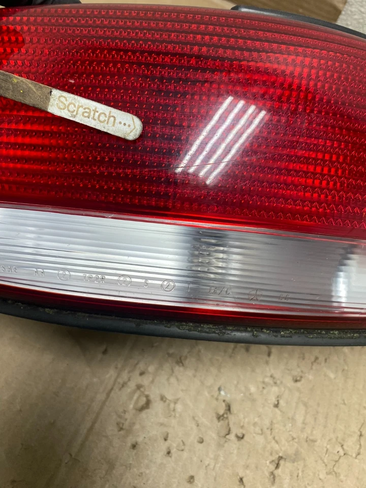 Задний фонарь правосторонний со стороны пассажира для Chrysler Sebring 1996-2000 годов выпуска U1285 DW - Изображение 4 из 4