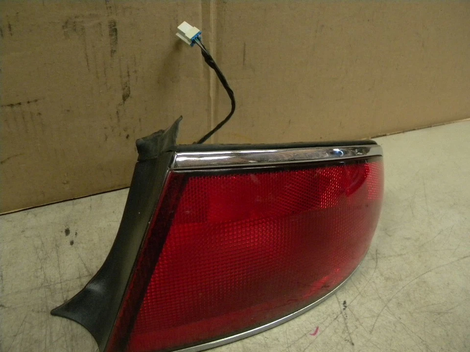 Luz trasera Buick Century Factory 2002 conjunto de luz de freno del lado derecho del pasajero Foto 3 de 4