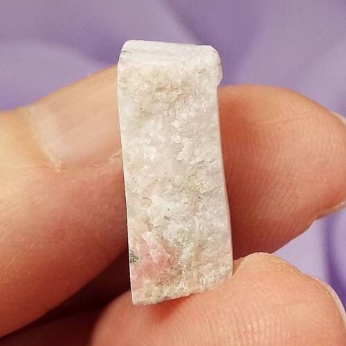 Muy rara pequeña pieza natural Tugtupite ""Aprende a amarte a ti mismo"" 3,2 g SN53686 - Imagen 3 de 4