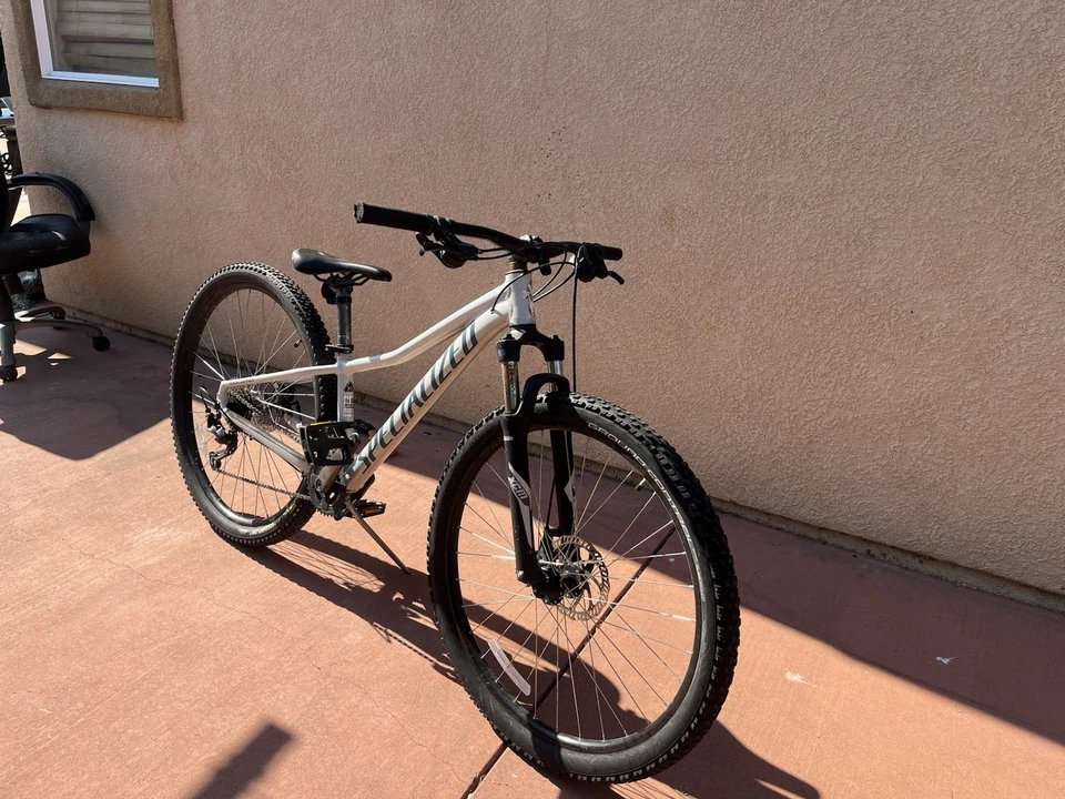 Bicicleta de montaña excelentes condiciones buenos frenos pero podría usar empuñaduras nuevas solo efectivo Foto 3 de 3