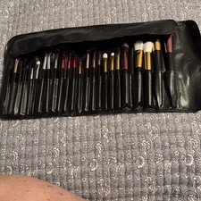 24 Piece, Professional Makeup Brush Set with Case New Many Uses
