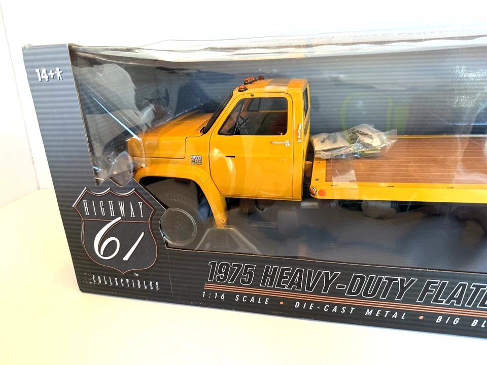 RARE! MINT! HIGHWAY 61 1975 CHEVROLET C65 FLATBED 1:16 DIECAST TRUCK NIB # 50753 - Image 2 of 4