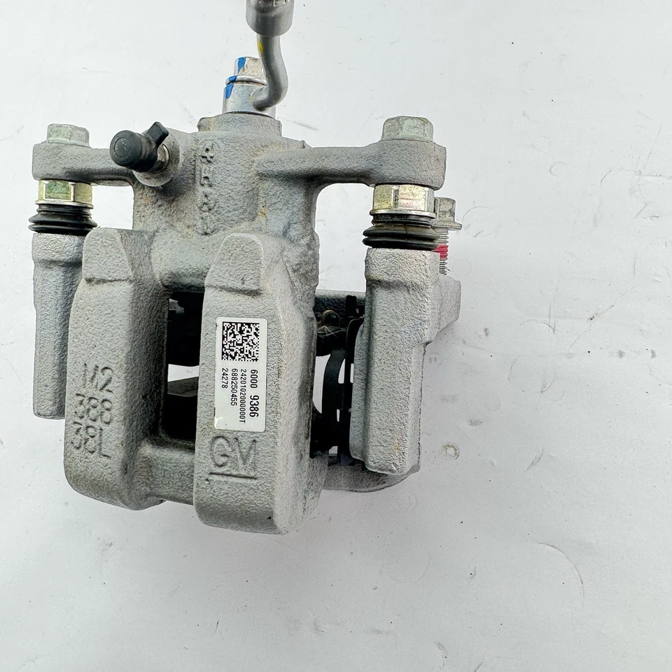 PINZA DE FRENO DE DISCO TRASERA IZQUIERDA CHEVROLET TRAILBLAZER 2021-2025 OEM Foto 3 de 4