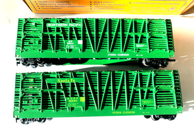 2 X MEHANO RINDER-/STOCKWAGEN GRÜN SANTA FE ATSF 80680, NORTHERN PACIFIC 89001