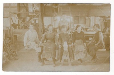 12/20 AK FOTO FABRIK FIRMA ARBEITSPAUSE FRAUEN KRUGANS
