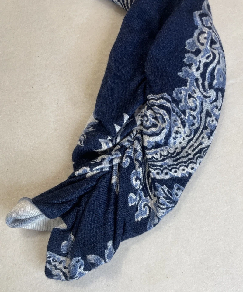 Suéter INC International Concepts Azul y Blanco Paisley Estrás Botón  Foto 3 de 4