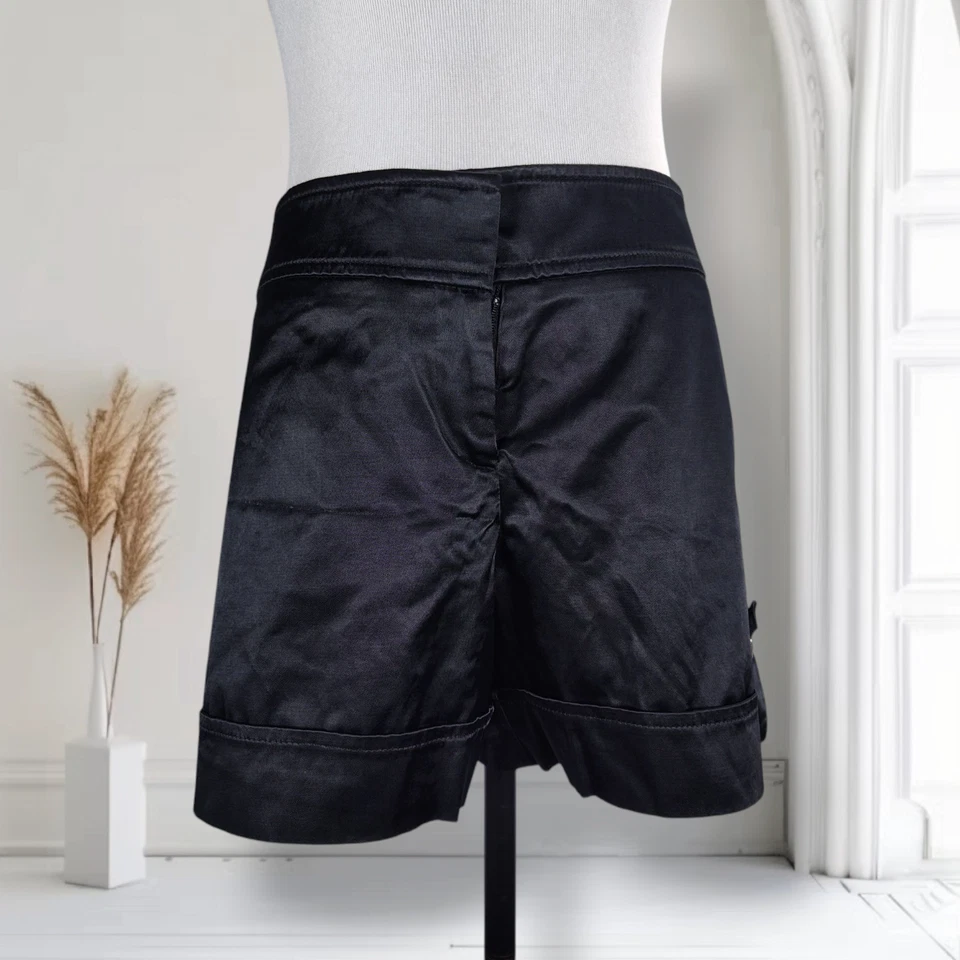 Pantalón corto de vestir Theory tiro bajo talla 4 negro satinado con puños pierna ancha Foto 2 de 4