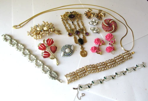 LOT Vintage Estate COSTUME JEWELRY Signed MONET Lisner Sarah Cov LUPE Art WEISS