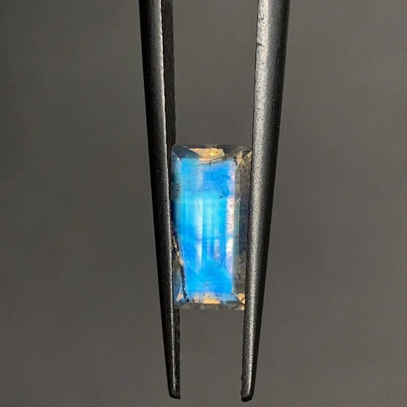 100% натуральный высококачественный радужный лунный камень, форма багет огранка размер 4,50x9 мм - Изображение 4 из 4